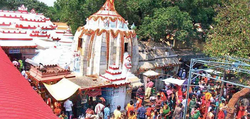 पुरी में भगवान शिव के प्राचीन मंदिर में उमड़ा आस्थावनों का रेला, सिर्फ आज के दिन ही होते हैं बाबा अद्भुत दर्शन