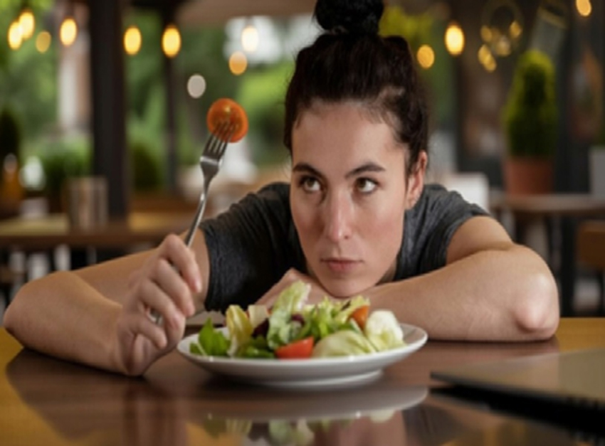 हानिकारक आधी रात में भोजन करना, मोटापा-तनाव की बनता है वजह