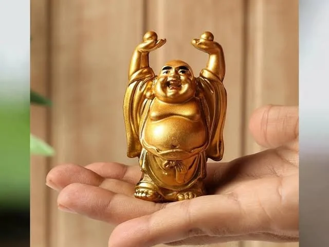 घर में सही जगह रखें लाफिंग बुद्धा, धन-समृद्धि के साथ बढ़ेगी सकारात्मकता!