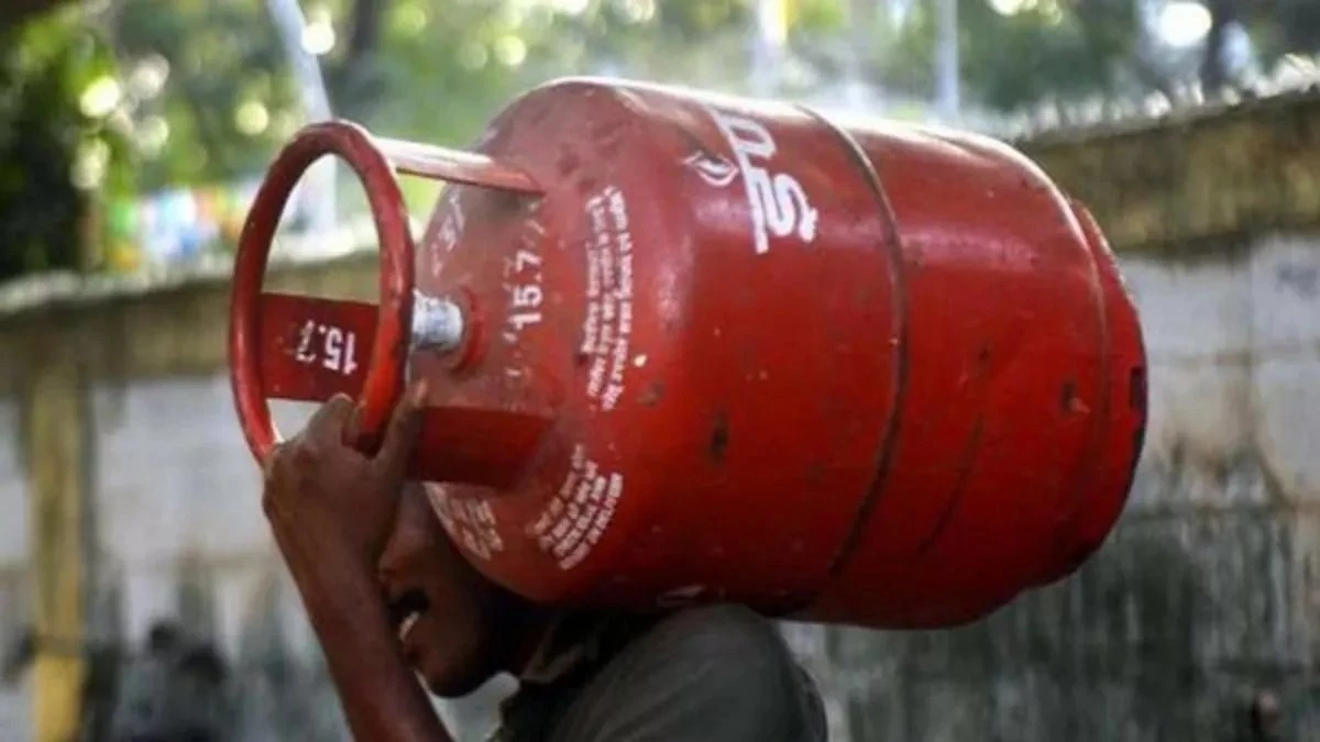 गैस सिलेंडर लेने से पहले ऐसे चेक करें एक्सपायरी डेट, चंद सेकंड में पता चलेगी पूरी जानकारी