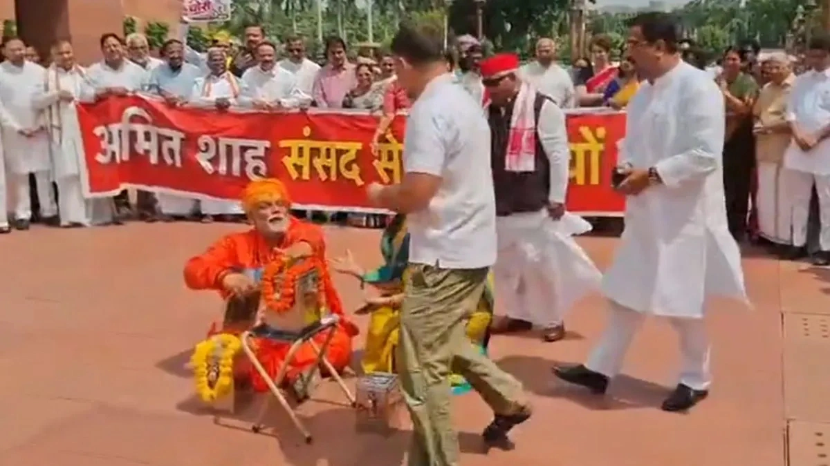 राम मंदिर चढ़ावा चोरी पर विपक्ष का सरकार के खिलाफ अनोखा प्रदर्शन, राहुल-खड़गे के निशाने पर रहे शाह, मांगा इस्तीफा