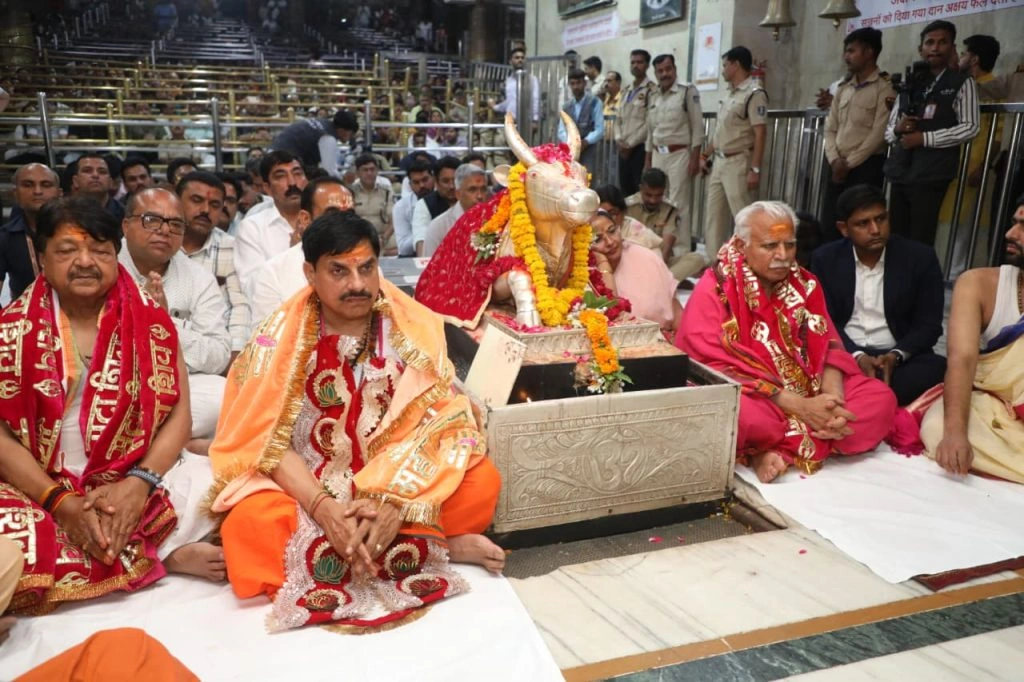 केन्द्रीय मंत्री के साथ शयन आरती में शामिल हुए सीएम मोहन, भगवान के सामने हुए नतमस्तक