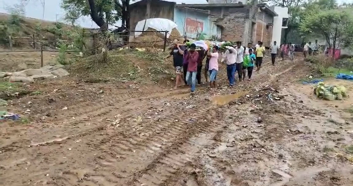 सक्ती: कीचड़ और दलदल से होकर कंधों पर शव ले जाने को मजबूर हुए ग्रामीण, सड़क की बदहाली पर फूटा गुस्सा