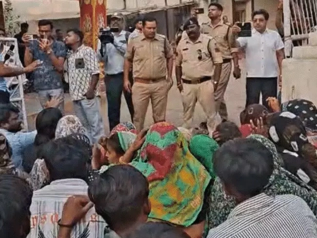 थाने के बाहर चक्काजाम-तोड़फोड़, आरोपी को फांसी देने की मांग, बैरागढ़ में खंडहर के पीछे मिला था शव