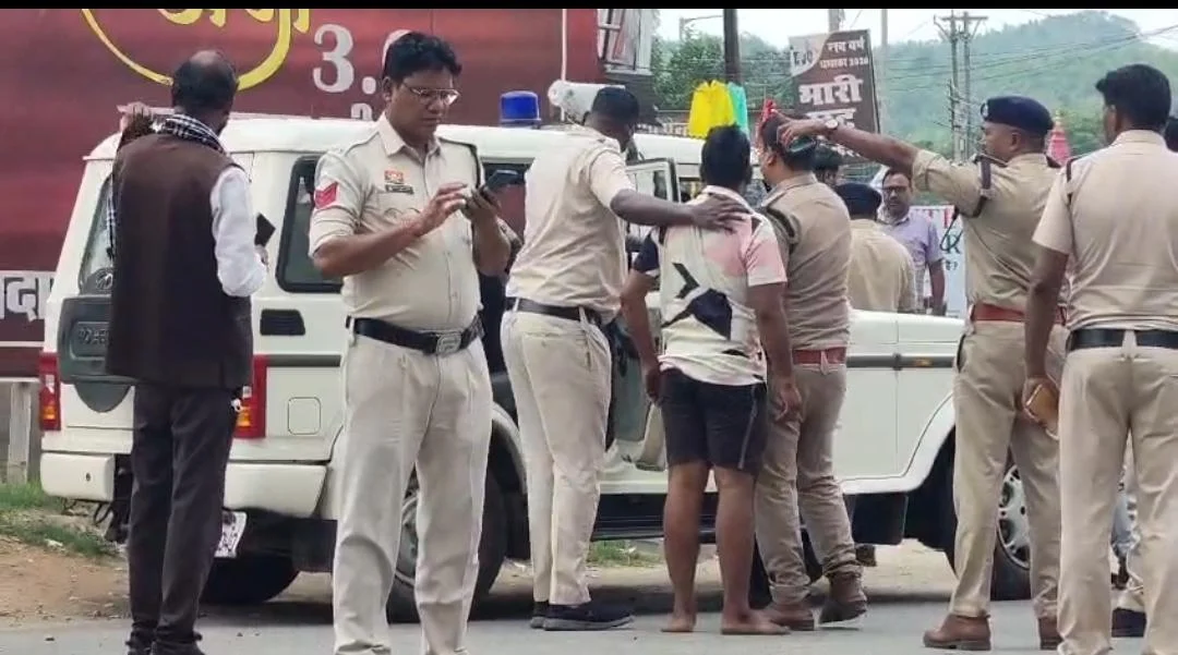 पुलिस ने नगर में निकाला जुलूस