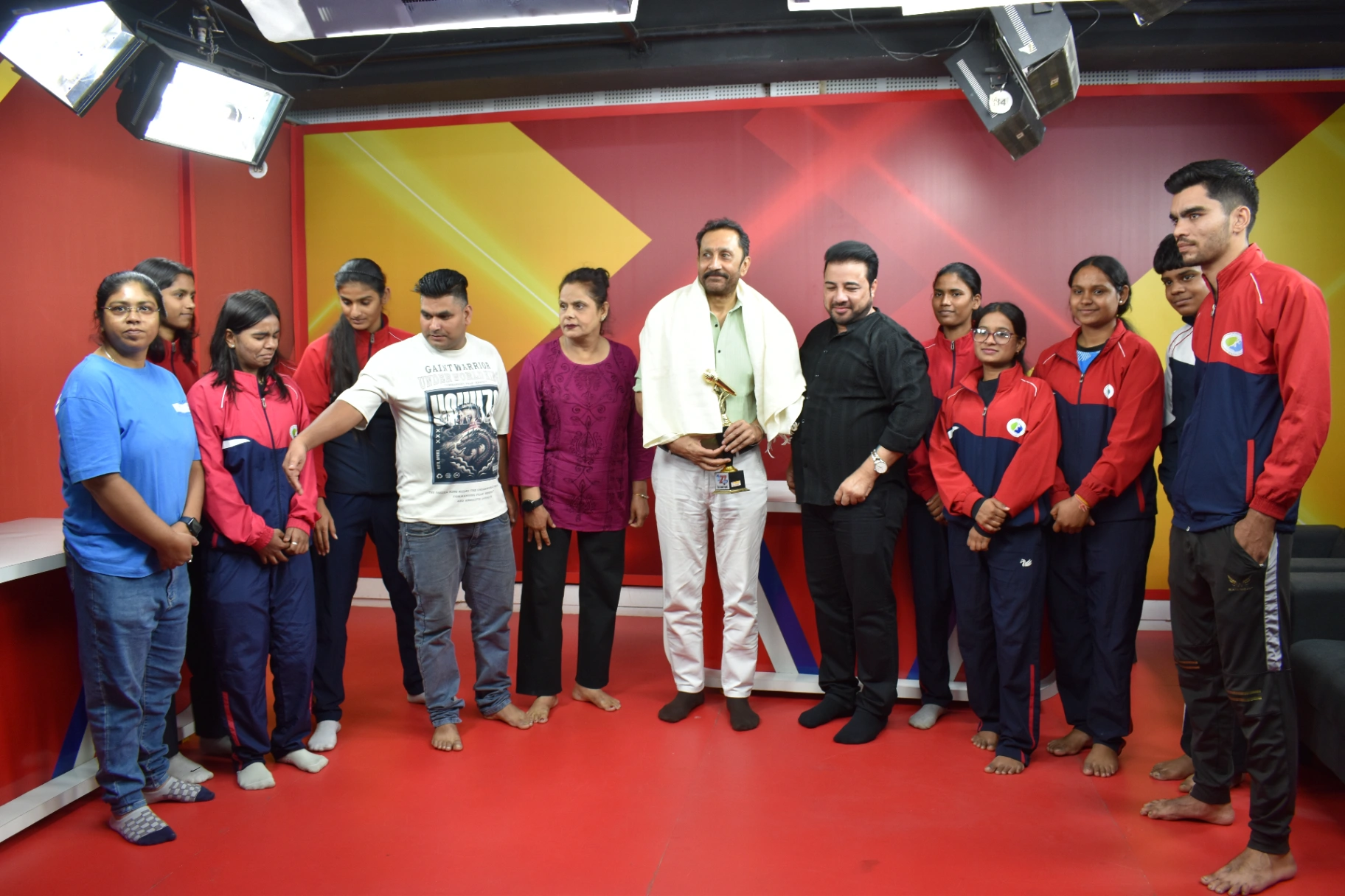 अभिनेता मुकेश तिवारी ने भूटान जाने वाली MP डायरेक्ट वॉलीबॉल टीम के खिलाड़ियों से की मुलाकात