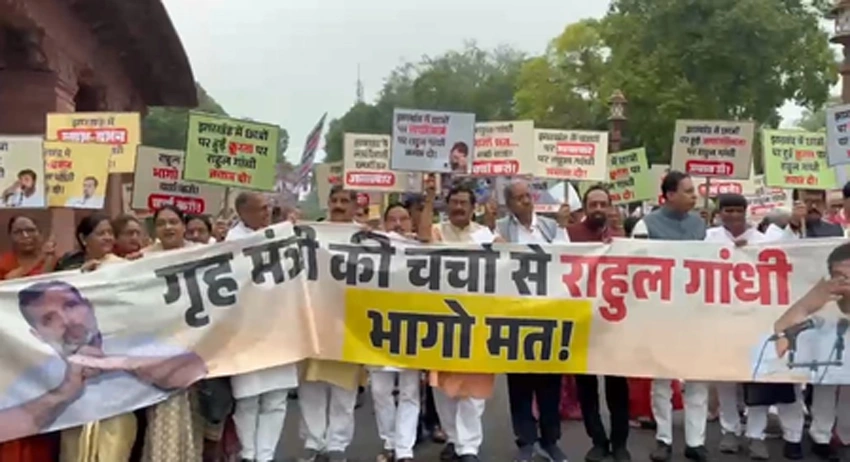 राहुल पर चर्चा से भागने का आरोप, संसद से मकर द्वार तक गरजा विरोध