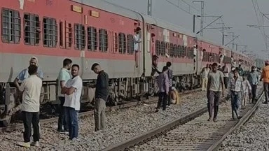 ट्रेन में फैली आग की अफवाह, ट्रेक पर खड़े कई यात्री पातालकोट की चपेट में आए