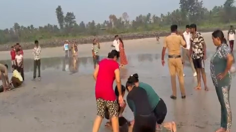 समुद्र में डूबे 8 छात्र, शव बरामद, दिवेआगर बीच पर पिकनिक मातम में बदली, परिजनों का रो रोकर बुरा हाल