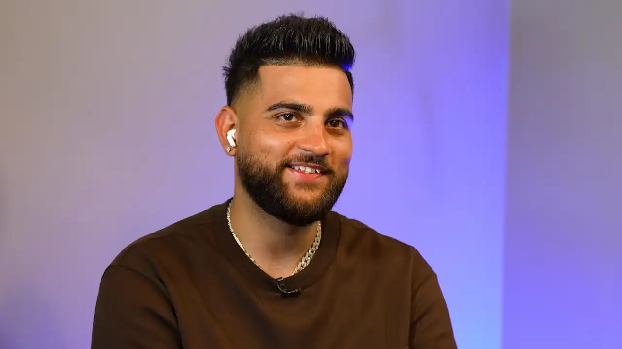 "मैं बाइसेक्सुअल हूँ"... सिंगर की आईडी से शेयर हुआ पोस्ट, सोशल मीडिया पर मचा तहलका !