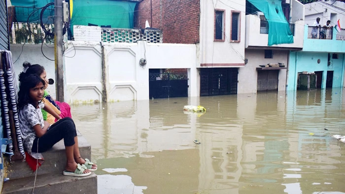प्रयागराज में तबाही की बारिश, घरों में घुसा पानी, गृहस्थी हुई तबाह, जलभवराव-बदहाली के बीच डूबी संगमनगरी की चमक
