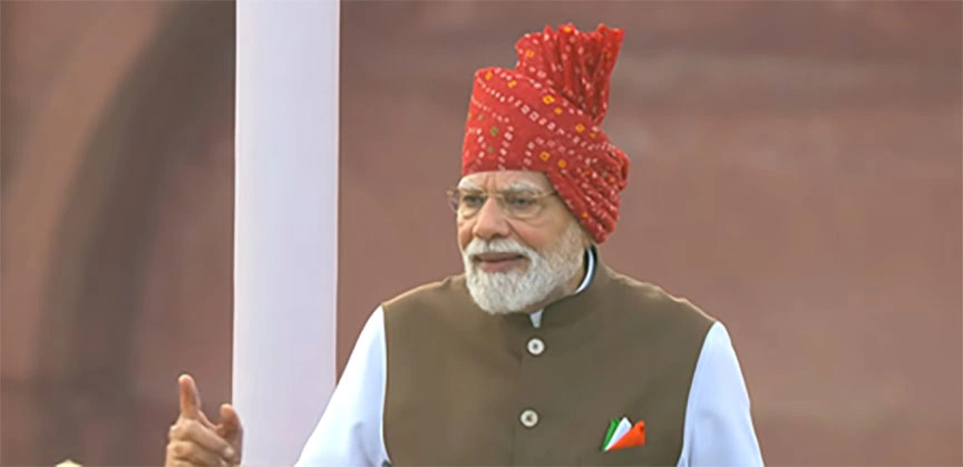 पीएम मोदी ने फहराया राष्ट्रीय ध्वज, बोले- अब छोटे सपनों से नहीं चलेगा देश, विकास की रफ्तार पर गिनाईं उपलब्धियां