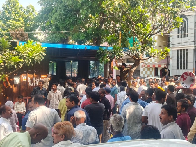 भाजपा पार्षद ने विधायक निवास के बाहर सड़क पर बैठकर किया प्रदर्शन, लगाए पानी दो पानी दो के नारे