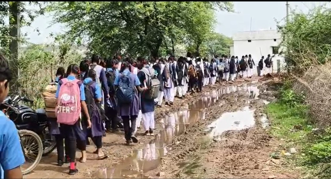 भाटापारा में 35 साल से सड़क का इंतजार! कीचड़ भरे रास्ते से स्कूल जाने मजबूर छात्र, ग्रामीणों ने दी आंदोलन की चेतावनी