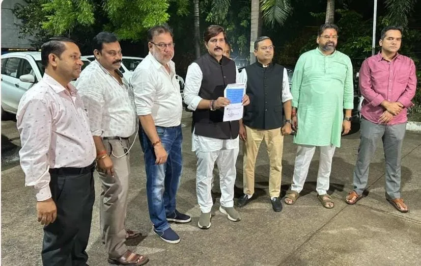 बजरंग दल कार्यकर्ताओं ने आरोपी के घर का किया घेराव
