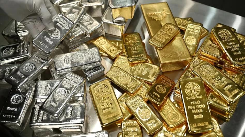 एक झटके में 5,399 उछली चांदी, सोना भी चमका!