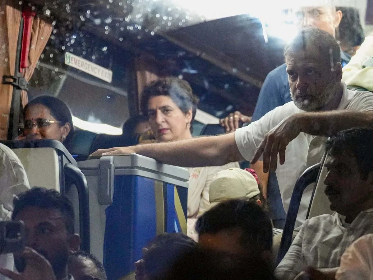 बस में सवार होकर स्मृति वन जा रहे राहुल को पुलिस ने रोका, शक्ति प्रदर्शन में विपक्षी दलों के सांसद