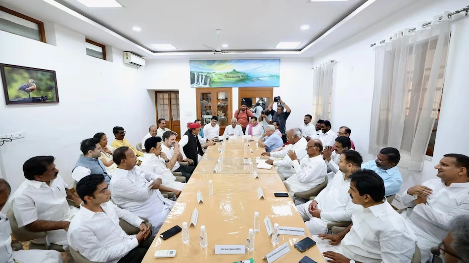 ‘इंडिया गठबंधन’ की दिल्ली में अहम बैठक, रणनीति और मतभेद दोनों पर मंथन