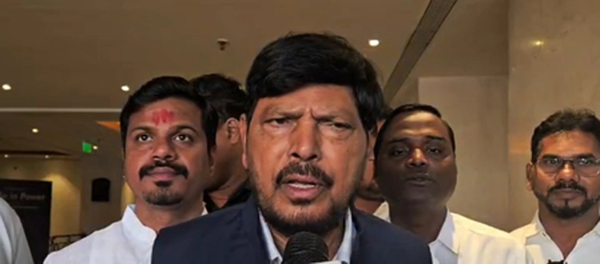 रामदास आठवले बोले-‘हार के बहाने बना रही पार्टी, बैलेट पेपर से चुनाव कराने की मांग पर भी घेरा