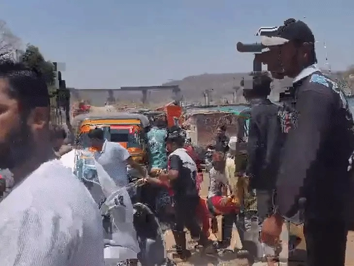 श्रद्धालुओं से भरी नाव नर्मदा में पलटी, दो गंभीर घायल, रही राहत की बात