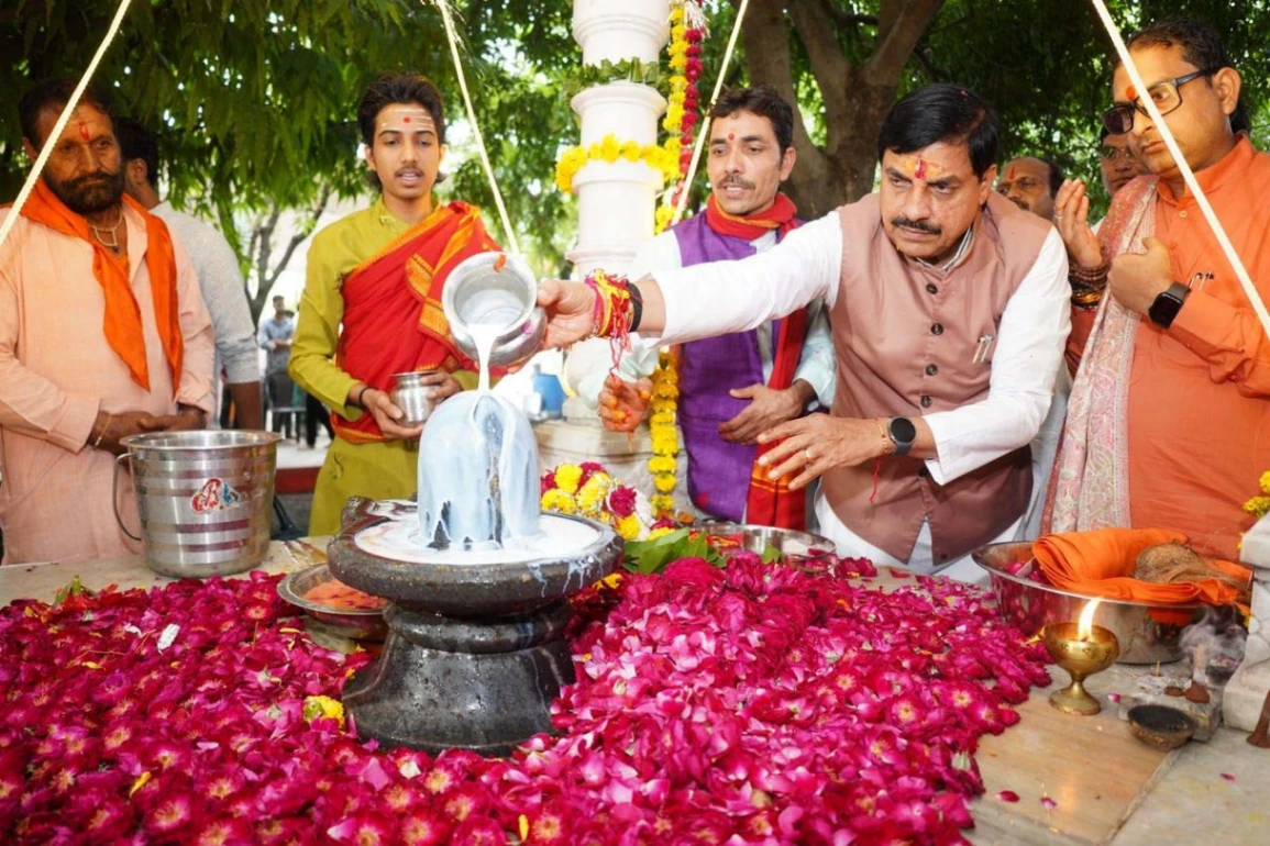 संतों की शरण में पहुंचे मोहन, वंदन कर लिया आशीर्वाद; बहनों ने बांधी राखी, CM ने मीठा कराया मुंह