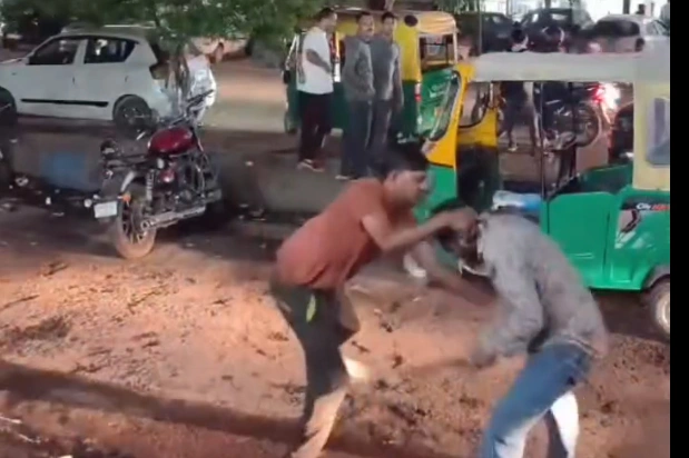 रैपिडो चालक पर चाकू से हमला, वीडियो वायरल, सिर और हाथ पर किया चाकू से वार