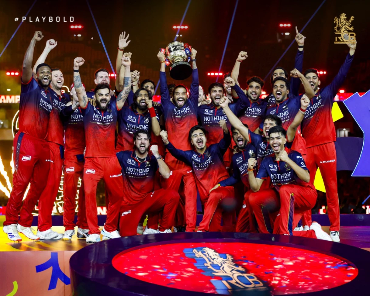 विराट के विजयी छक्के ने दिलाई लगातार दूसरी IPL ट्रॉफी, अहमदाबाद में इतिहास रचा, गुजरात को 5 विकेट से हराकर बना चैंपियन