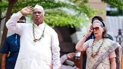 Kolkata में BJP का प्रदर्शन, कांग्रेस से माफी की मांग