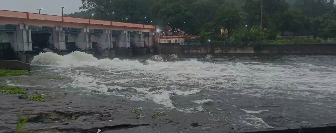भदभदा बांध का गेट खुलते ही बह निकली जलधारा, सुबह से जारी बारिश ने बढ़ाया जलस्तर