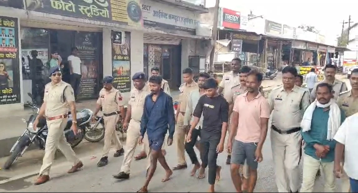 सड़क हादसे के बाद बवाल, डायल-112 टीम से मारपीट करने वाले 8 आरोपी गिरफ्तार पुलिस ने नगर में निकाला जुलूस