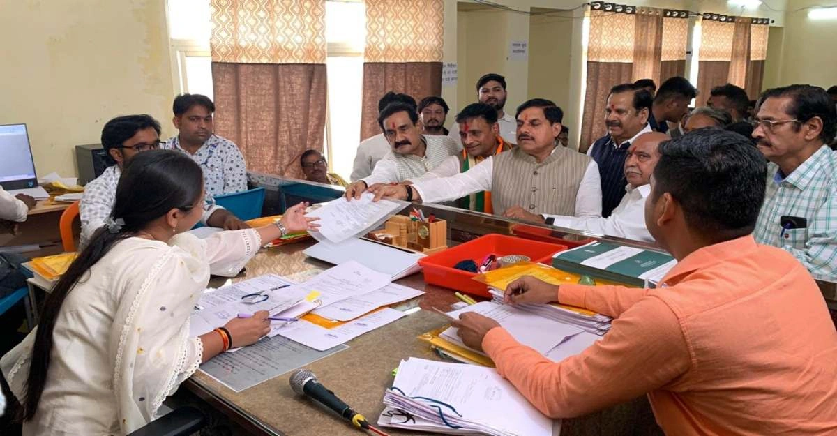 भाजपा उम्मीदवार आशुतोष तिवारी ने फाइल किया नॉमिनेशन, सीएम ने कांग्रेस पर किया तीखा प्रहार, मौजूद रहे हेमंत-नरोत्तम