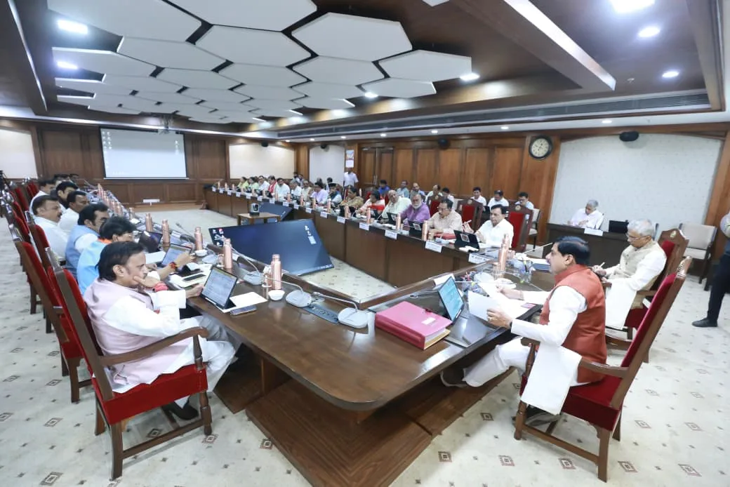 100 पुलिसकर्मियों पर FIR, सीधी में चार की मौत, कैबिनेट ने खोला 24 हजार करोड़ का खजाना