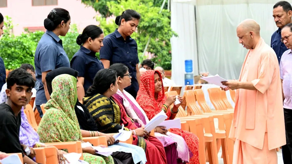 महिला की शिकायत सुनते ही योगी का पारा हुआ हाई, जिम्मेदारों को दिया सख्त संदेश