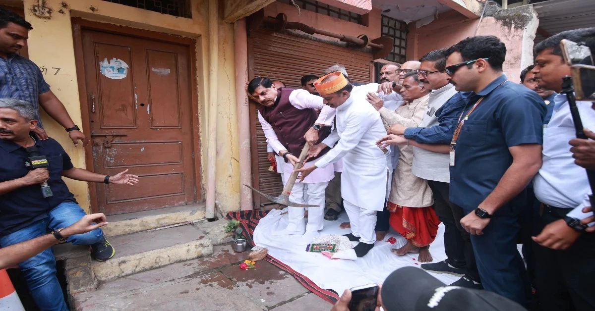 भावुकर होकर बोले, यादें तो जुड़ी हैं, लेकिन विकास के लिए त्याग जरूरी, खुद चलाई गैती