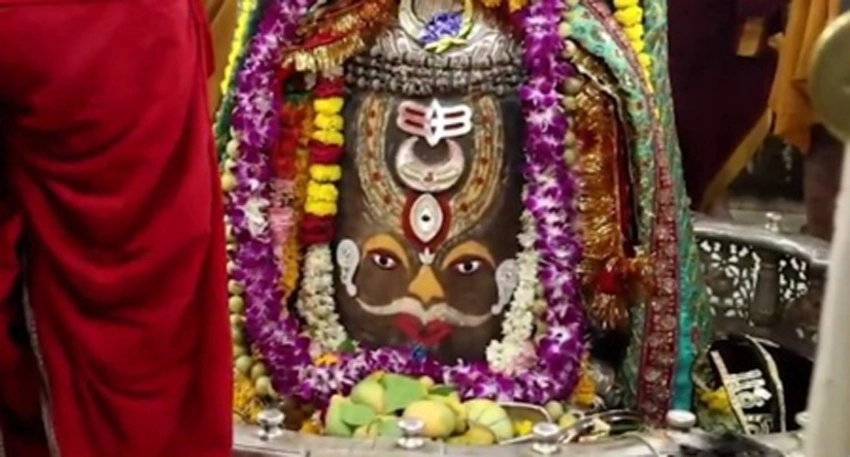 अलसुबह खुले बाबा महाकाल के कपाट, जयकारों से गूंजा मंदिर परिसर