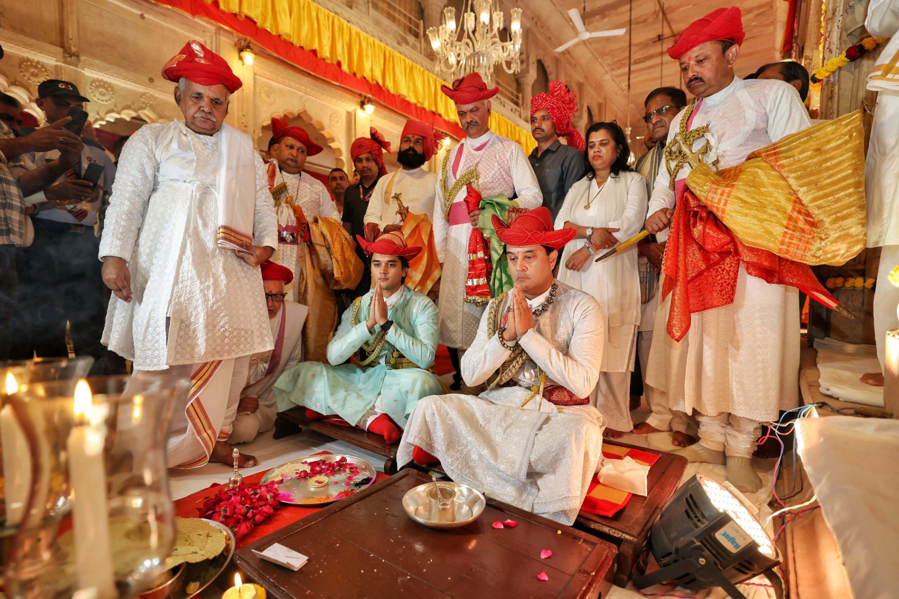 ज्योतिरादित्य ने कुलदेवताओं के दर्शन कर निभाई सदियों पुरानी परंपरा, मांढरे वाली माता के दर्शन और पूर्वजों को किया नमन