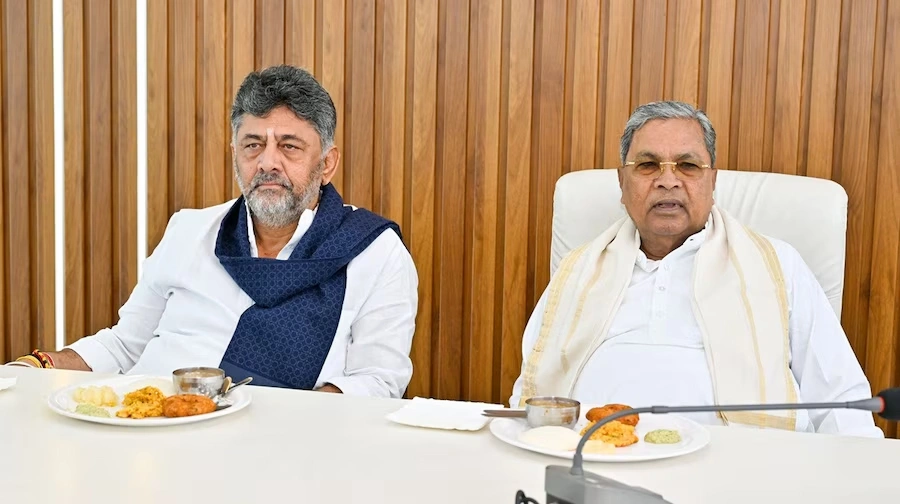 ब्रेकफास्ट मीटिंग में सिद्धारमैया ने इस्तीफे का किया ऐलान, अब डीके के हाथों होगी कमान