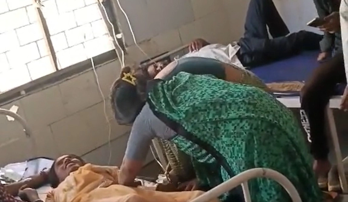 मरीजों की जान से खिलवाड़? सफाई कर्मी चढ़ा रही थी इंजेक्शन और सलाइन, VIDEO वायरल