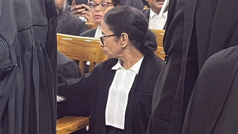 वकीलों की पोशाक पहनकर ममता ऐसे पहुंची हाईकोर्ट, चुनाव बाद हिंसा मामले की सुनवाई ने बढ़ाया सियासी तापमान