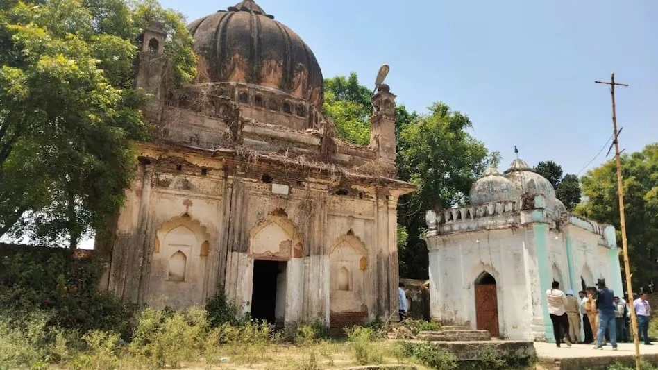दो पक्षों के आमने-सामने होने से प्रशासन का बड़ा एक्शन, नमाज पर रोक से बढ़ा तनाव