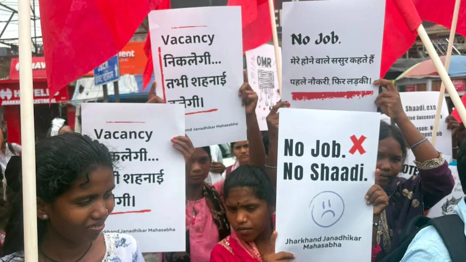 पोस्टरों में छलका युवाओं का दर्द, सोशल मीडिया में वायरल, अनुशासित आंदोलन ने खींचा ध्यान