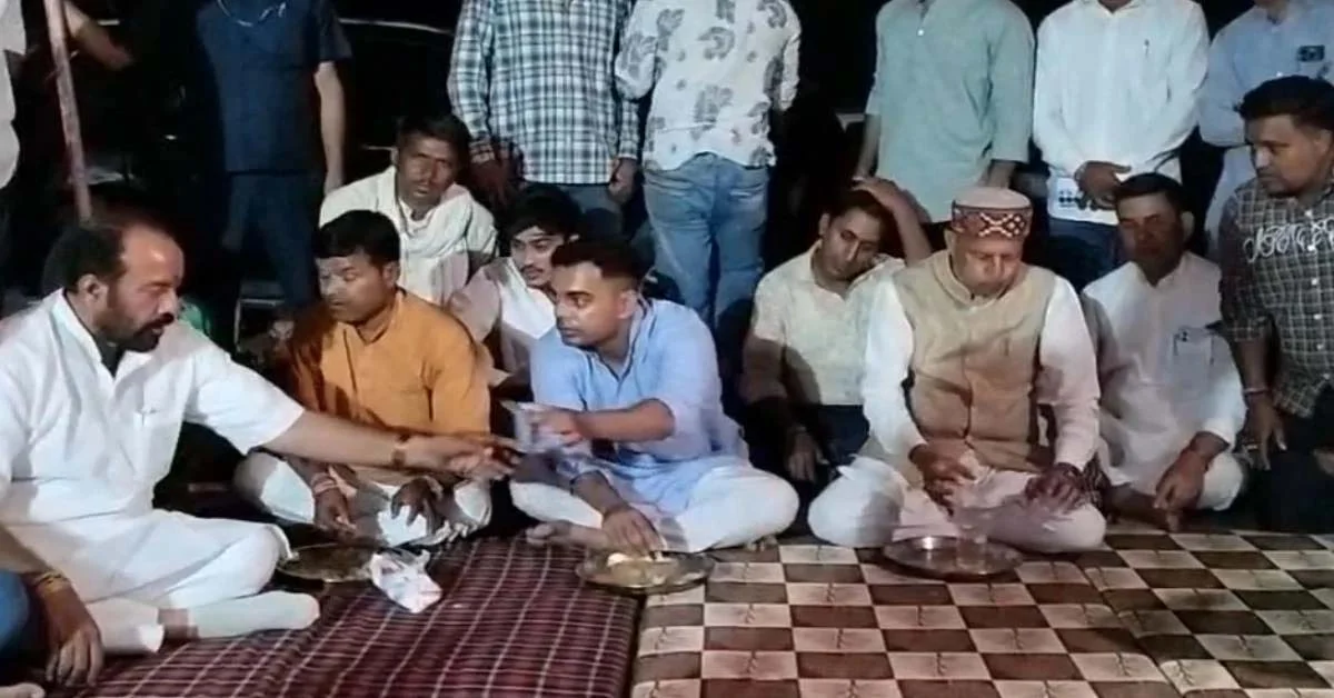 कार्तिकेय ने जमीन पर बैठकर किया भोजन और सुनी व्यथा, अधिकारियों को दी खुली चेतावनी