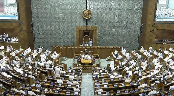 विपक्ष के हंगामे ने रोकी लोकसभा की कार्यवाही, स्पीकर की अपील भी बेअसर