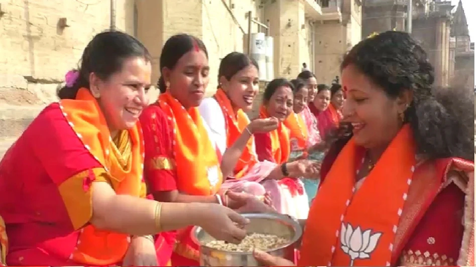 गंगा के घाटों पर बंगाली महिलाओं ने खास अंदाज में जाहिर की खुशी