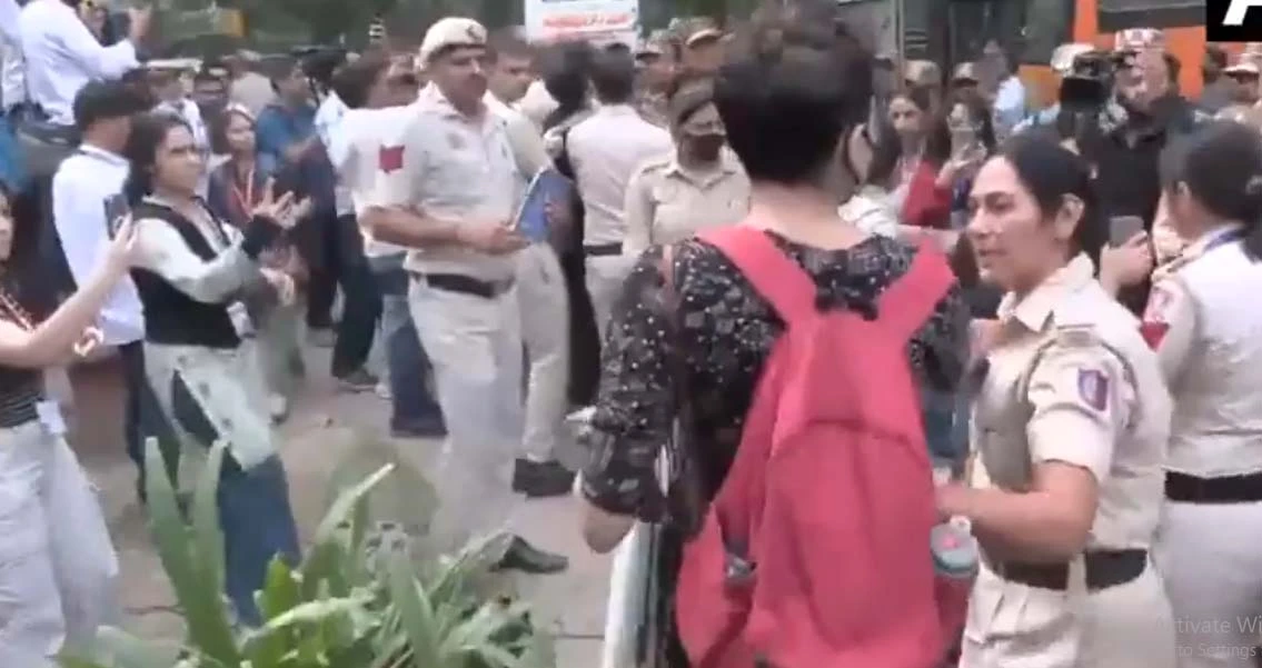 पत्थरबाजी में दो जवान घायल, सैकड़ों प्रदर्शनकारी हिरासत में