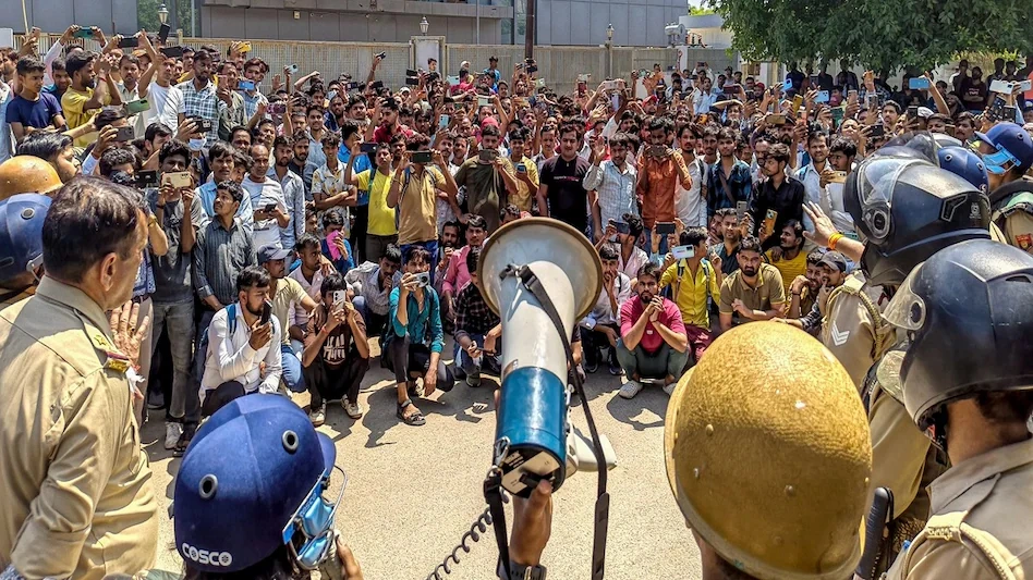 नोएडा में श्रमिकों का उग्र प्रदर्शन, 20 हजार से कम में मानने को नहीं तैयार, औद्योगिक गतिविधियों पर पड़ा रहा असर