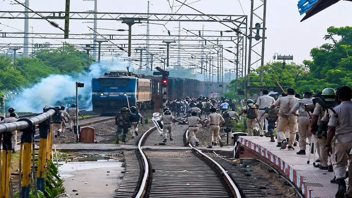 पाटलिपुत्र स्टेशन पर छात्रों का हंगामा, ट्रैक जाम, ट्रेनों में तोड़फोड़; पुलिस ने किया लाठीचार्ज