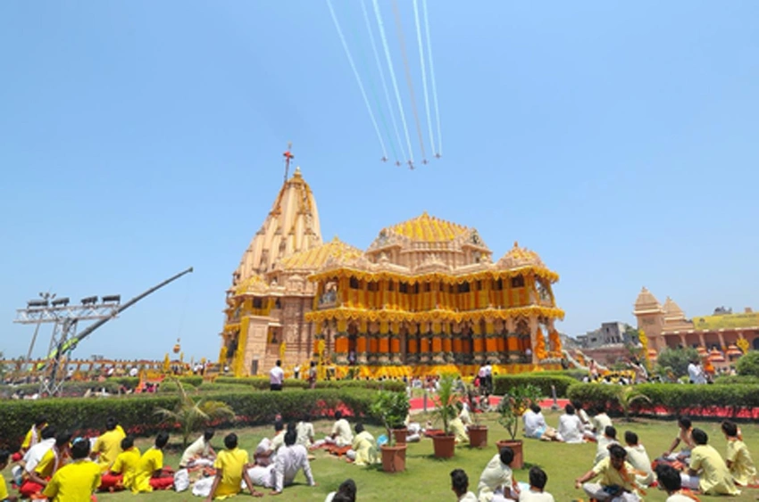 आकाश में गूंजा गौरव और शौर्य का संदेश, सूर्यकिरण टीम के फ्लाईपास्ट ने मोहा मन