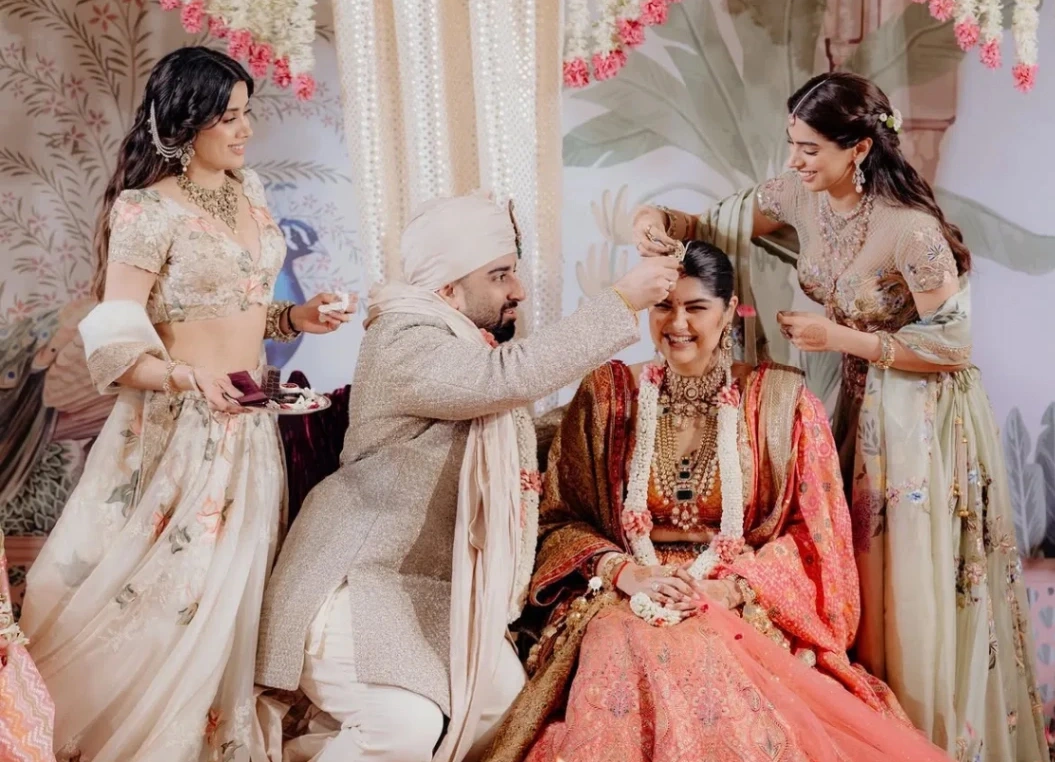 4 साल की डेटिंग के बाद रोहन ठक्कर के साथ लिए सात फेरे, सौतेली बहन की शादी में शामिल हुईं जाह्नवी-खुशी!