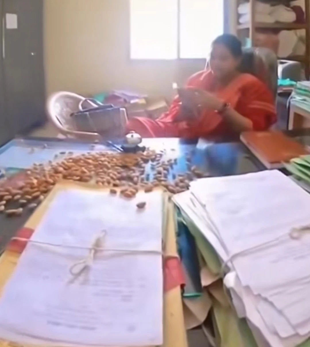 बादाम खाओ, फाइल ढूंढो...फाइल गुम होने पर युवक का अनोखा विरोध,वीडियो वायरल